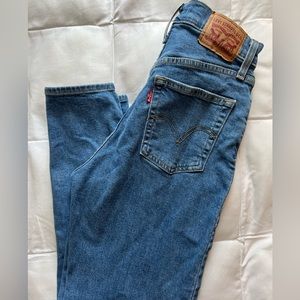 Women’s Levi’s High Wasted Taper Jeans Size 25